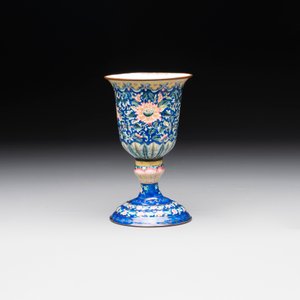 A rare Chinese blue-ground Canton enamel chalice after a European silver example, Qianlong — photo 3