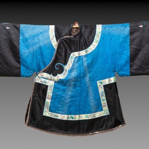 A rare Chinese blue-ground embroidered silk 'butterflies and flowers' robe, lined with fur, 19th C. — photo 1