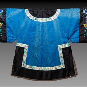 A rare Chinese blue-ground embroidered silk 'butterflies and flowers' robe, lined with fur, 19th C. — photo 2