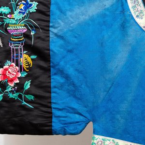 A rare Chinese blue-ground embroidered silk 'butterflies and flowers' robe, lined with fur, 19th C. — photo 4