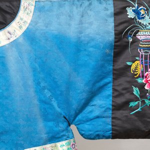 A rare Chinese blue-ground embroidered silk 'butterflies and flowers' robe, lined with fur, 19th C. — photo 5