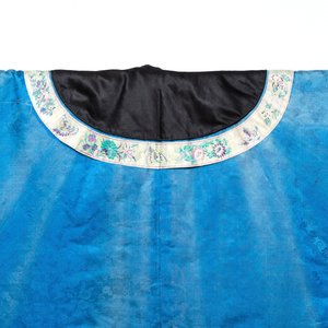 A rare Chinese blue-ground embroidered silk 'butterflies and flowers' robe, lined with fur, 19th C. — photo 6