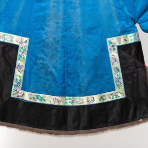 A rare Chinese blue-ground embroidered silk 'butterflies and flowers' robe, lined with fur, 19th C. — photo 7
