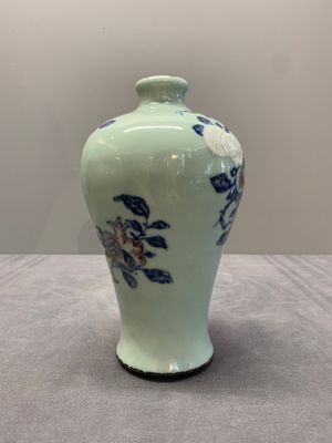 A rare Chinese blue, white and iron-red celadon-ground 'pomegranate' 'meiping' vase, Qianlong mark and of the period — photo 3