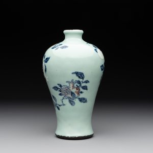 A rare Chinese blue, white and iron-red celadon-ground 'pomegranate' 'meiping' vase, Qianlong mark and of the period — photo 2