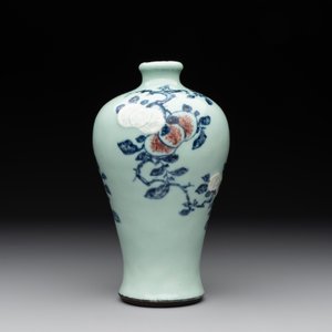 A rare Chinese blue, white and iron-red celadon-ground 'pomegranate' 'meiping' vase, Qianlong mark and of the period — photo 3
