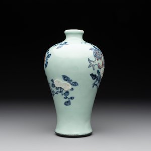 A rare Chinese blue, white and iron-red celadon-ground 'pomegranate' 'meiping' vase, Qianlong mark and of the period — photo 4