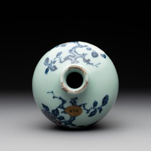 A rare Chinese blue, white and iron-red celadon-ground 'pomegranate' 'meiping' vase, Qianlong mark and of the period — photo 5