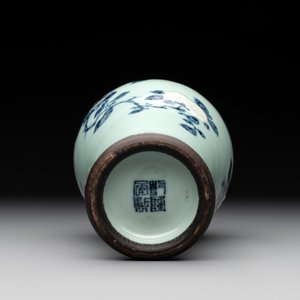 A rare Chinese blue, white and iron-red celadon-ground 'pomegranate' 'meiping' vase, Qianlong mark and of the period — photo 6