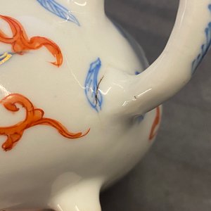 A rare Chinese blue, white, iron red and gilt tripod teapot and cover, Kangxi — 照片 12