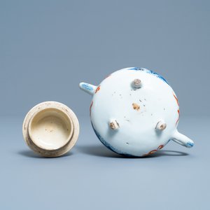 A rare Chinese blue, white, iron red and gilt tripod teapot and cover, Kangxi — 照片 7