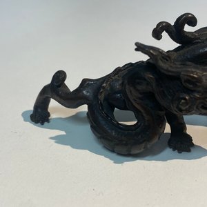 A rare Chinese bronze 'dragon' brush rest, Yuan/Ming — 照片 12