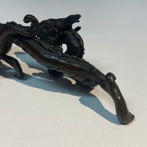 A rare Chinese bronze 'dragon' brush rest, Yuan/Ming — 照片 16