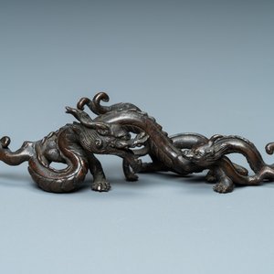 A rare Chinese bronze 'dragon' brush rest, Yuan/Ming — 照片 2