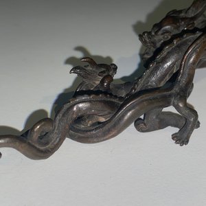 A rare Chinese bronze 'dragon' brush rest, Yuan/Ming — 照片 23