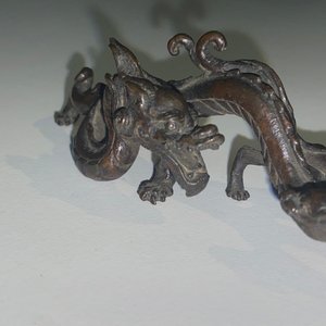 A rare Chinese bronze 'dragon' brush rest, Yuan/Ming — 照片 24