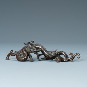 A rare Chinese bronze 'dragon' brush rest, Yuan/Ming — 照片 3