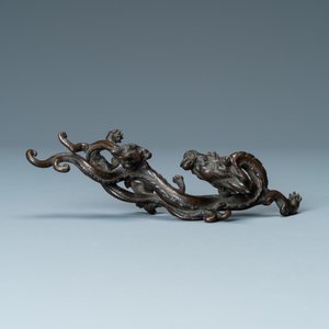 A rare Chinese bronze 'dragon' brush rest, Yuan/Ming — 照片 7