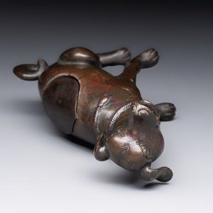 A rare Chinese bronze 'hound' censer, Ming — 照片 8
