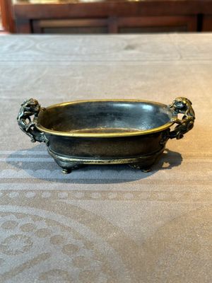 A rare Chinese bronze narcissus basin-shaped censer with dragon handles, Xuande mark, 17th C. — foto 1