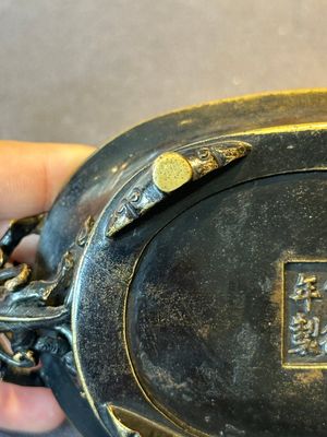 A rare Chinese bronze narcissus basin-shaped censer with dragon handles, Xuande mark, 17th C. — foto 12