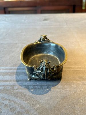 A rare Chinese bronze narcissus basin-shaped censer with dragon handles, Xuande mark, 17th C. — foto 2
