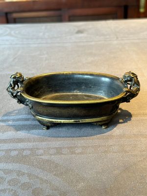 A rare Chinese bronze narcissus basin-shaped censer with dragon handles, Xuande mark, 17th C. — foto 3