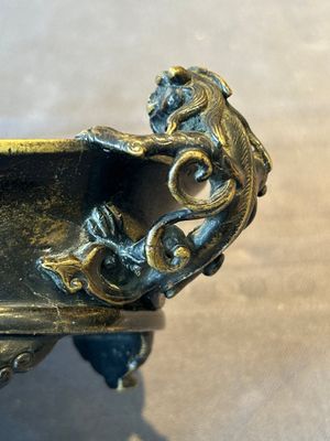 A rare Chinese bronze narcissus basin-shaped censer with dragon handles, Xuande mark, 17th C. — foto 7