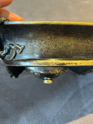 A rare Chinese bronze narcissus basin-shaped censer with dragon handles, Xuande mark, 17th C. — foto 9