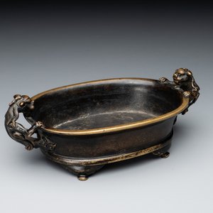 A rare Chinese bronze narcissus basin-shaped censer with dragon handles, Xuande mark, 17th C. — foto 1