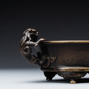 A rare Chinese bronze narcissus basin-shaped censer with dragon handles, Xuande mark, 17th C. — foto 12