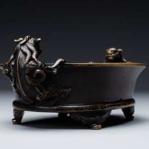 A rare Chinese bronze narcissus basin-shaped censer with dragon handles, Xuande mark, 17th C. — foto 13