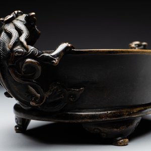 A rare Chinese bronze narcissus basin-shaped censer with dragon handles, Xuande mark, 17th C. — foto 14