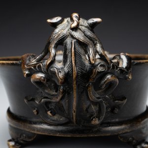 A rare Chinese bronze narcissus basin-shaped censer with dragon handles, Xuande mark, 17th C. — foto 15