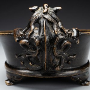 A rare Chinese bronze narcissus basin-shaped censer with dragon handles, Xuande mark, 17th C. — foto 16