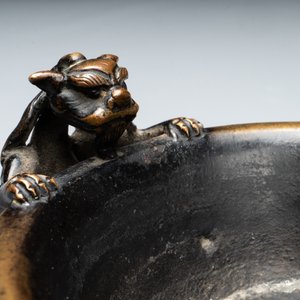 A rare Chinese bronze narcissus basin-shaped censer with dragon handles, Xuande mark, 17th C. — foto 18