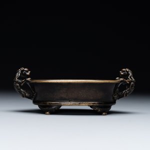 A rare Chinese bronze narcissus basin-shaped censer with dragon handles, Xuande mark, 17th C. — foto 2