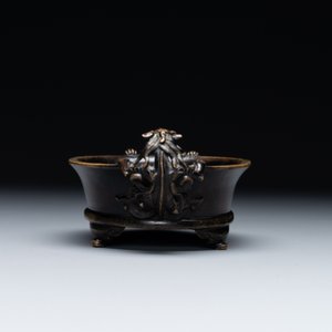 A rare Chinese bronze narcissus basin-shaped censer with dragon handles, Xuande mark, 17th C. — foto 3
