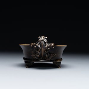 A rare Chinese bronze narcissus basin-shaped censer with dragon handles, Xuande mark, 17th C. — foto 4