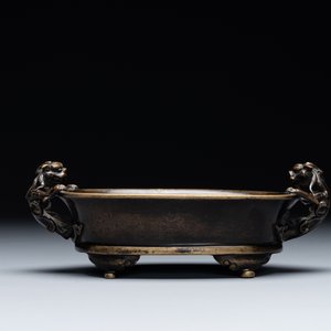 A rare Chinese bronze narcissus basin-shaped censer with dragon handles, Xuande mark, 17th C. — foto 5