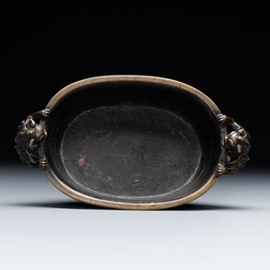 A rare Chinese bronze narcissus basin-shaped censer with dragon handles, Xuande mark, 17th C. — foto 6