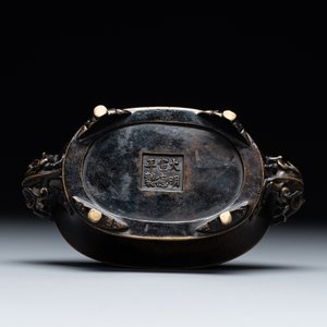 A rare Chinese bronze narcissus basin-shaped censer with dragon handles, Xuande mark, 17th C. — foto 7