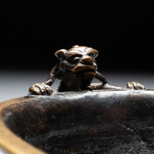 A rare Chinese bronze narcissus basin-shaped censer with dragon handles, Xuande mark, 17th C. — foto 8