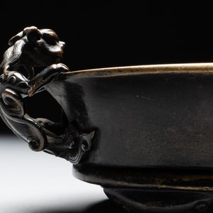 A rare Chinese bronze narcissus basin-shaped censer with dragon handles, Xuande mark, 17th C. — foto 9