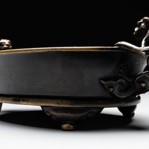 A rare Chinese bronze narcissus basin-shaped censer with dragon handles, Xuande mark, 17th C. — foto 10