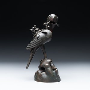 A rare Chinese bronze 'parrot' incense burner, Ming — photo 3