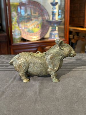 A rare Chinese bronze ritual vessel in the form of a tapir in Eastern Zhou-style, Warring States period — 照片 1