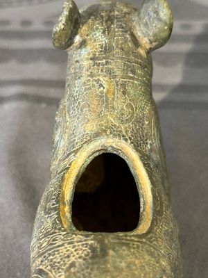 A rare Chinese bronze ritual vessel in the form of a tapir in Eastern Zhou-style, Warring States period — 照片 9