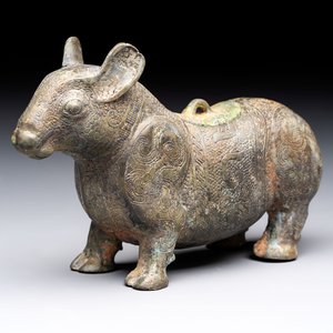 A rare Chinese bronze ritual vessel in the form of a tapir in Eastern Zhou-style, Warring States period — 照片 1
