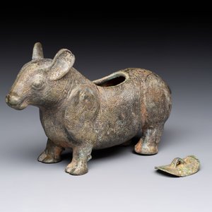 A rare Chinese bronze ritual vessel in the form of a tapir in Eastern Zhou-style, Warring States period — 照片 2